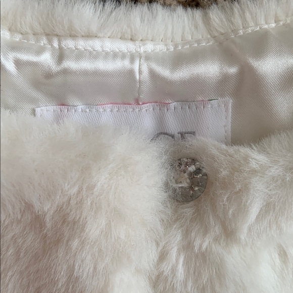 Elegant White Faux Fur Capelet. The children place L - Picture 3 of 7